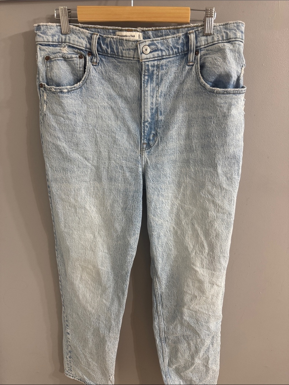 Light Wash Women’s Abercrombie 90s straight leg jeans